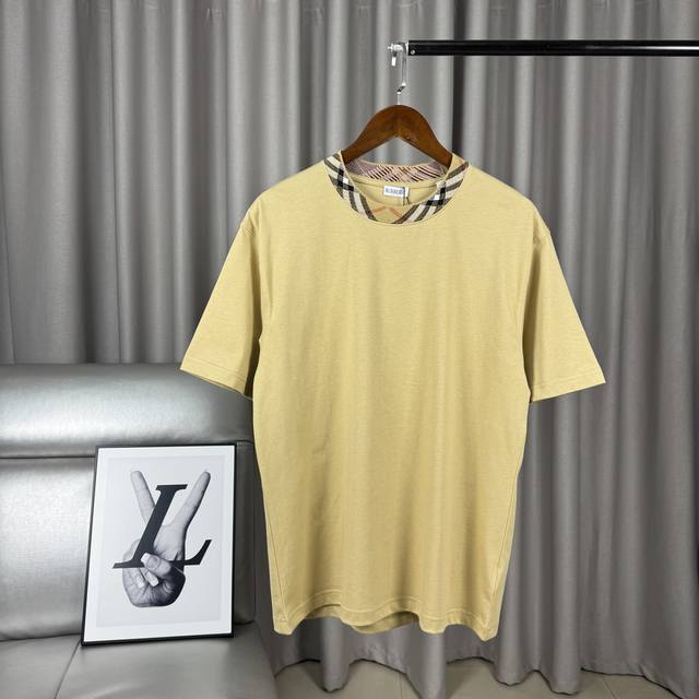 卡其色 独家臻品 巴宝莉格纹元素领口简约纯色短袖针织格纹领T恤男女同款 -全套1:1定制辅料定制三标Yuan版吊牌Logo包装袋 -面料采用240G纯棉平纹面料