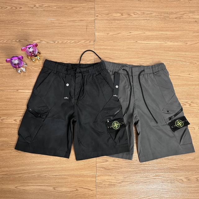 Stone Island 石头岛两侧双拉链勋章短裤 甄选品质 实拍可见 面料采用高品质正品涤纶面料 质感有型 清凉面料 面料上身舒服 当季必备 版型超正 拒绝臃