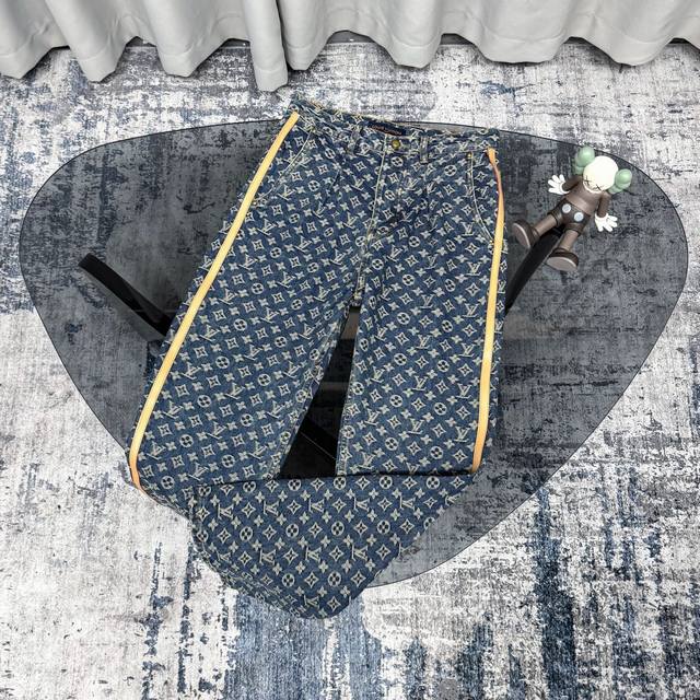 顶级版本 王鹤棣同款 Louis Vuitton 路易威登 Lv25Ss早春满印侧边皮条水洗蓝牛仔裤提花款 面料水洗质感满分 侧边皮条点缀得非常完美 这款真的是