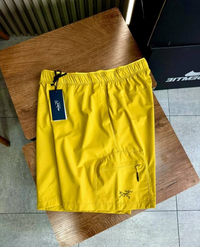 Arc'teryx 始祖鸟侧边压胶运动速干短裤 版型适中，面料柔软，休闲百搭，高弹垂感，顺滑柔软B1211，冰爽透气。 成分： %聚酯纤维 颜色 黑，黄，浅灰，