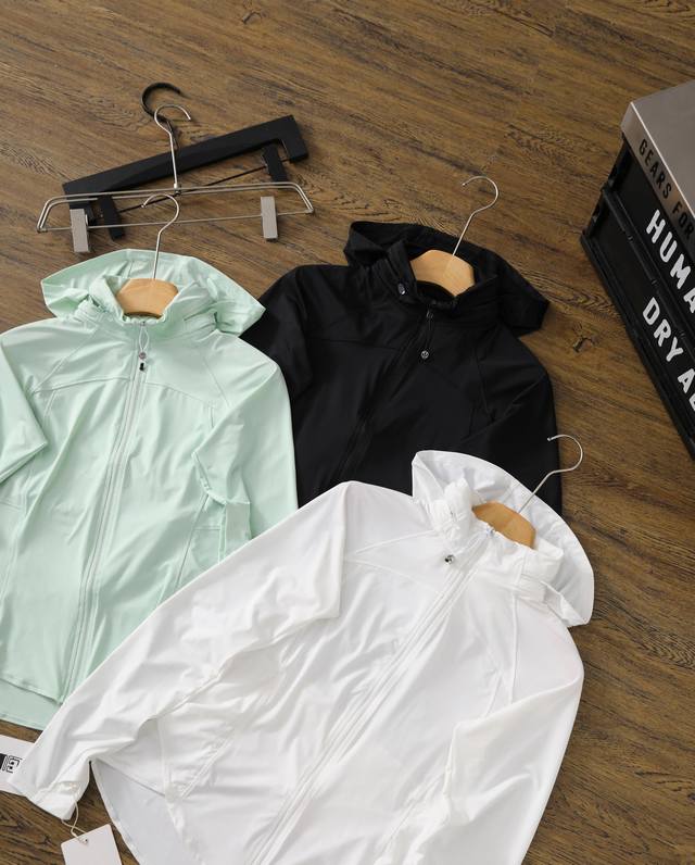 Goal Smasher 女士运动夹克 防晒 防风丨Lululemon丨Lw4Cgbs 颜色：黑色白色.绿色 尺寸：M 斤 L Xl
