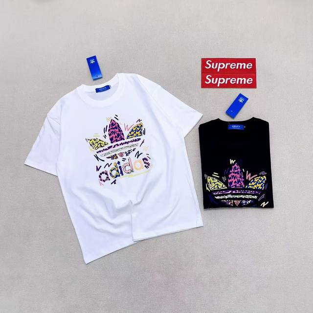 80 三叶草涂鸦字母Logo男女情侣款T恤 颜色:黑色 白色 尺码: M～2Xl 这款三叶草涂鸦系列T恤是艺术家重新演绎的进口3D印花机 采 克纯棉双沙面料 极
