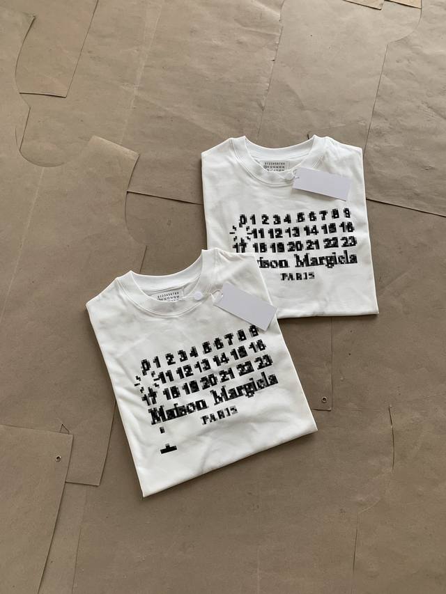 顶级版本 Maison Margiela马丁马吉拉 2025新款Mm6胸前马赛克字母排列Logo印花情侣短袖T恤 一位闻其名不见其人的设计师，一串从0到23的数