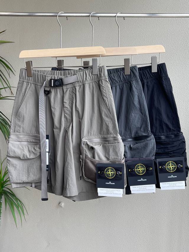 石头岛25Ss夏季新款刺绣徽章Logo工装短裤，三色可选，经典百搭永不过时系列，绝佳出行穿搭必备百搭单品 夏天潮Cool达人必备神器 简单大方加上工装大口袋设计