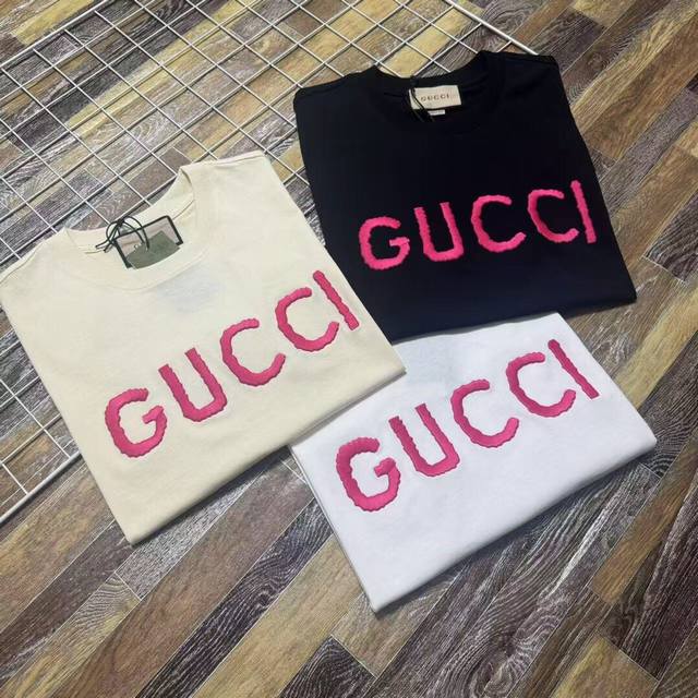 新款上新 高版本独家定制Gucci 古驰春夏经典粉色饱满刺绣字母男女情侣款圆领短袖T恤 今年最新款胸前精美饱满经典Logo刺绣 面料采用280克 双纱棉质材质面