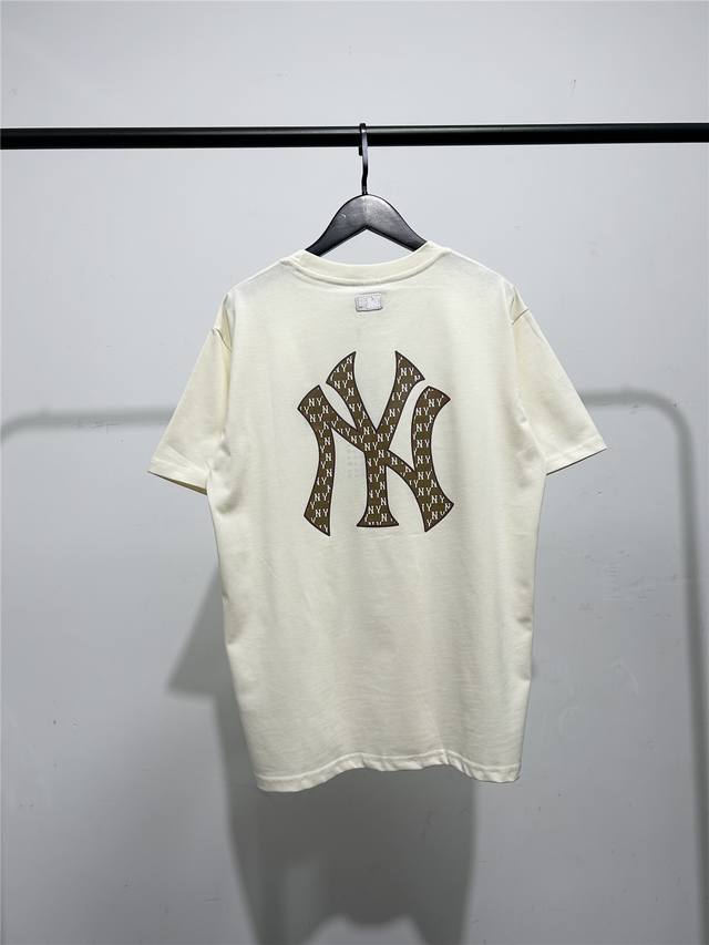Mlb柜子新款胸前刺绣后背满印大Logo短袖T恤！三标齐全，三联吊卡，原厂包装！通肩压条保证舒适性！高端品质2025Mlb Ny 后背满印大Logo 情侣圆领短