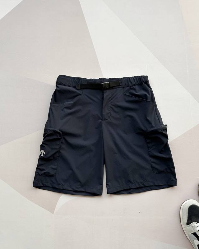 Descente 迪桑特25年两色夏季城市机能户外城市通勤系列运动腰带工装短裤~ 2025年夏季醉新款 户外3D立体剪裁，裤子上身舒适合体，日常生活与通勤均可穿