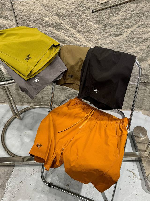 Arc'teryx-始祖鸟 Aptin Short短裤男女速干透气运动休闲五分裤 采用轻薄、快干、弹力的速干面料，内置抽绳，修身裁剪，直筒裤脚，轻薄耐磨，能提供