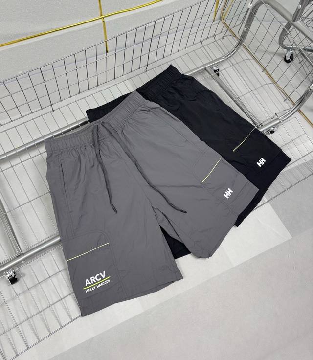 Helly Hansen Hh男士透气梭织短裤运动休闲健身短裤 立体裁剪版型拿捏的很好，修身但不紧身，有型不拖沓，一般身材穿在膝盖上方，所以对于这款短裤来说，不