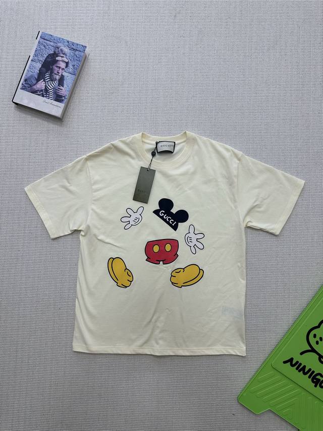古驰Gucci童趣卡通米奇印花图案宽松休闲纯色时尚百搭品质短袖T恤上衣 颜色：米色 尺码：S-Xl Gucci将高定工艺注入这件童趣印花T恤，每一处都尽显奢华质