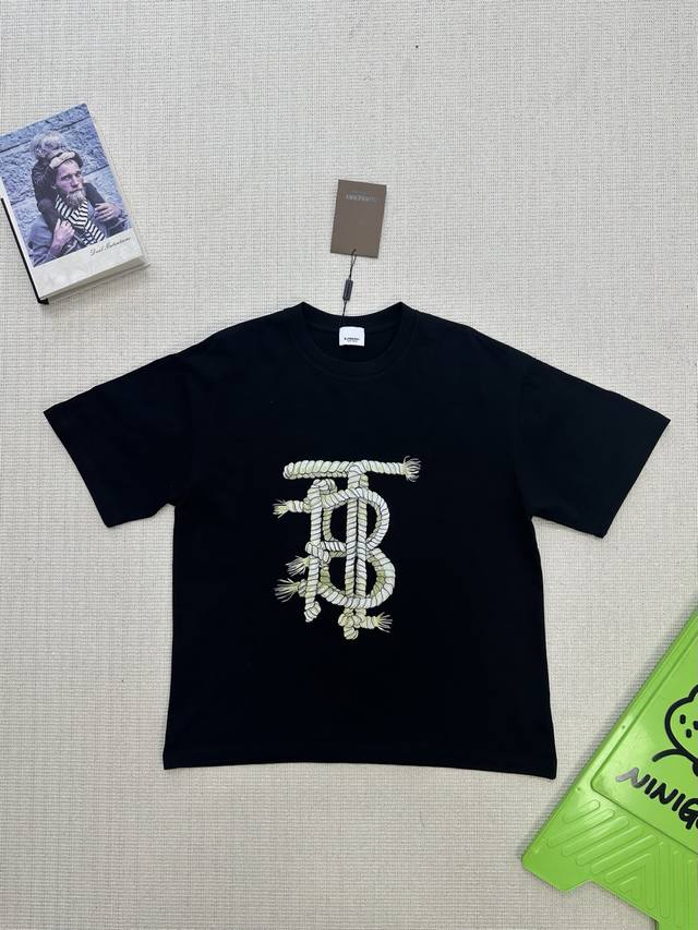 Burberry巴宝莉宽松休闲百搭落肩背面字母Logo印花高街短袖T恤上衣 情侣款 颜色：黑色 尺码：S-Xl 巴宝莉向来以精湛工艺著称，这款背面字母印花T恤更