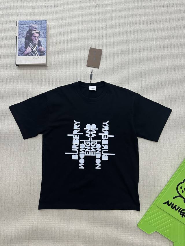 Burberry巴宝莉宽松休闲百搭落肩背面黑白字母Logo图案印花高街短袖T恤 情侣款 颜色：黑色 尺码：S-Xl 巴宝莉向来以精湛工艺著称，这款背面字母印花T