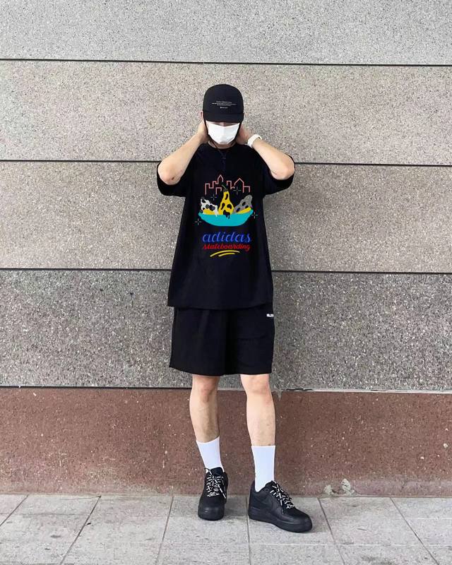 Adidas 阿迪达斯韩国新款水墨染情侣短袖 商品参数 采用260克双砂面料 三针五线做工，领口包包边条 今年火爆的品牌 看到了就忍不住要自留一件 正确纹路立体