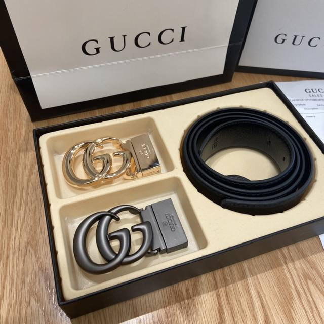 上新～超值礼盒套装～高品质，古驰Gucci男士双头双扣双面真皮腰带套盒！官网同款！全套包装 代购小票+卡片+包装盒+手提袋 送人自留绝佳真皮牛皮皮质，质感非常好