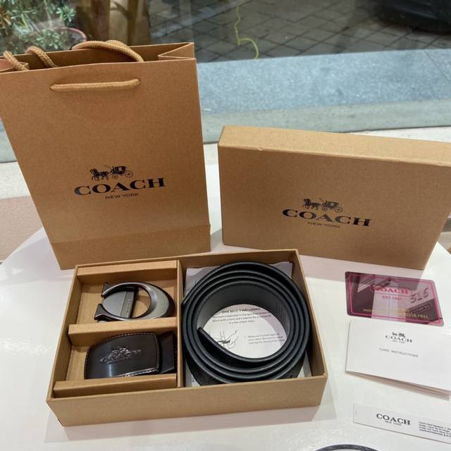 上新～ 配专柜礼盒手袋！Coach 蔻驰双扣两头双面礼盒皮带，送礼佳品。带身宽度3.5Cm，可为双面用，码数统一 Cm，长度可以剪。蔻驰双面用男士腰带扣头可以旋