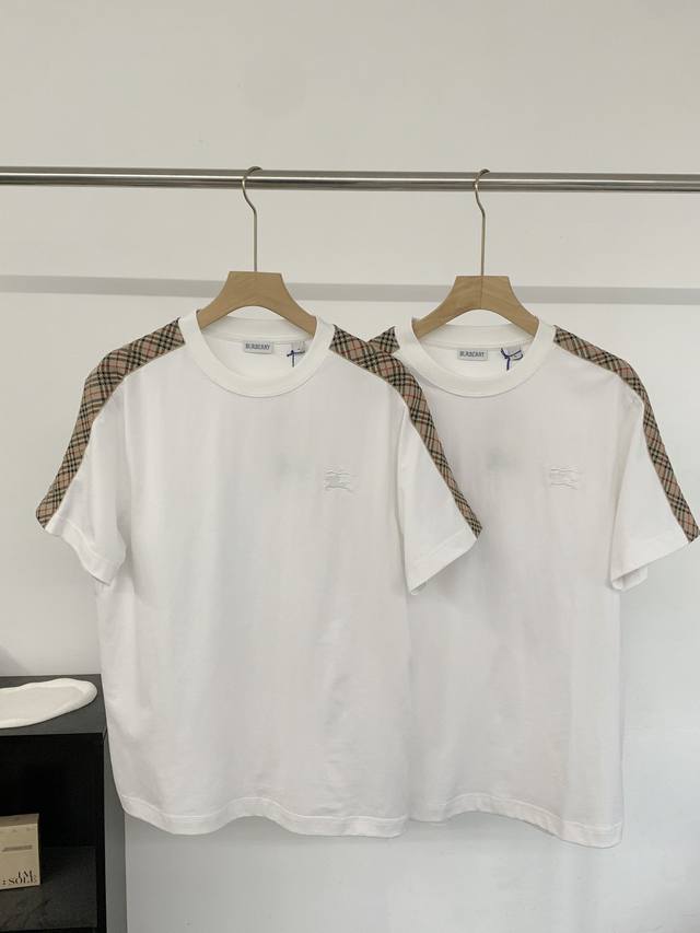 B家Burberry*25Ss春夏款上新 原高版本 百年经典的格子袖，干净不花哨，胸口巴宝莉战马万针精密进口机器刺绣，放大看细节，区别市场通货，双肩梭织格子激光