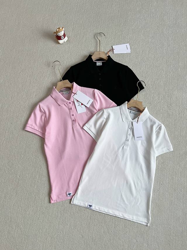 掌柜力荐，小仙女福利。 宁波雅戈尔代工，Hazzys 哈吉斯 女士运动休闲Polo衫。 多彩Polo衫，让穿搭带来更多可能性！ 客供纯棉莱卡面料，具有一定的弹力