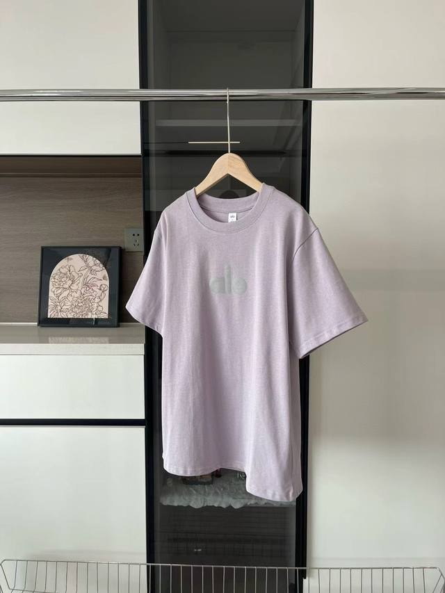 夏天短袖想要穿的个性张扬，就这件Alo反光短袖了！Alo男友风大版型短袖T恤胸前高温压烫反光标，简约大气！夜间出行安全度大大的增加！面料选用230G纯棉双纱重磅