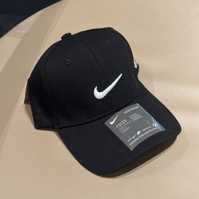 Nike耐克棒球帽，必须是平时醉常戴的帽子～懒得洗头时戴 上棒球帽 鸭舌帽 就能出门，懒人必备单品 好看好看好看这谁能不心动~