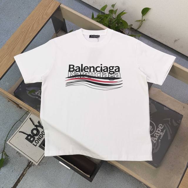 2025新款Balenciaga巴黎世家联名可乐重叠字母图案Logo印花休闲情侣短袖T恤， Balenciaga浪线 Tee 把“高级松弛感”焊在身上 立体字母