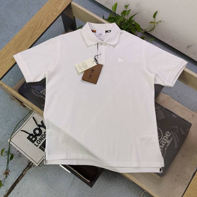 2025新款Burberry巴宝莉刺绣战马图案Logo绣花休闲短袖Polo衫，胸前战马刺绣，低调的奢华！高端大气的做工等级！！无与伦比的搭配风格！！一等一的面料