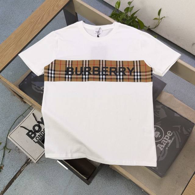 高版本 2025新款Burberry巴宝莉经典格子拼接字母Logo图案印花休闲情侣圆领短袖T恤，采用32支双纱精梳纯棉爽滑手感，纯棉不起球不起毛，面料厚度240