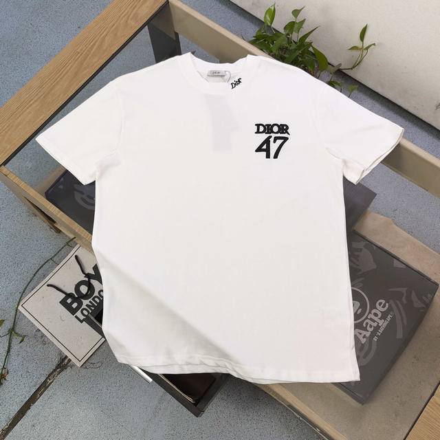 高版本 2025新款Dior迪奥经典刺绣字母Logo图案绣花休闲情侣圆领短袖T恤，采用32支双纱精梳纯棉爽滑手感，纯棉不起球不起毛，面料厚度240克重，单件重量