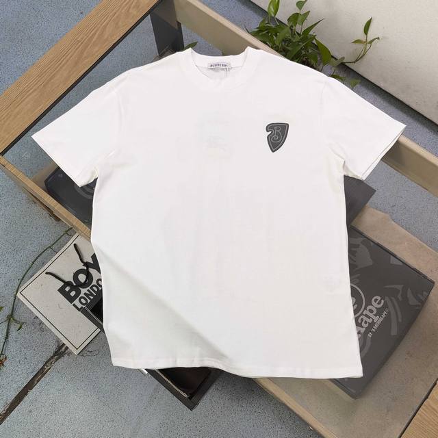 高版本 2025新款Burberry巴宝莉盾牌战马图案Logo印花休闲情侣圆领短袖T恤，采用32支双纱精梳纯棉爽滑手感，纯棉不起球不起毛，面料厚度240克重，单