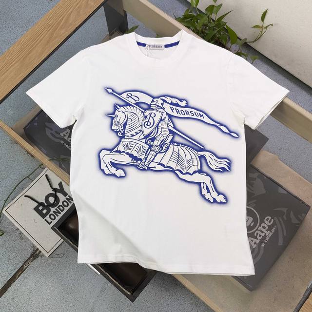 高版本 2025新款Burberry巴宝莉战马骑术图案Logo印花休闲情侣圆领短袖T恤，采用32支双纱精梳纯棉爽滑手感，纯棉不起球不起毛，面料厚度240克重，单