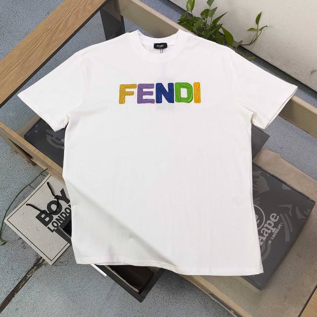 高版本 2025新款Fendi芬迪彩色刺绣字母图案Logo绣花休闲情侣圆领短袖T恤，采用32支双纱精梳纯棉爽滑手感，纯棉不起球不起毛，面料厚度240克重，单件重