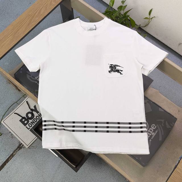 高版本 2025新款Burberry巴宝莉口袋战马图案Logo印花休闲情侣圆领短袖T恤，采用32支双纱精梳纯棉爽滑手感，纯棉不起球不起毛，面料厚度240克重，单