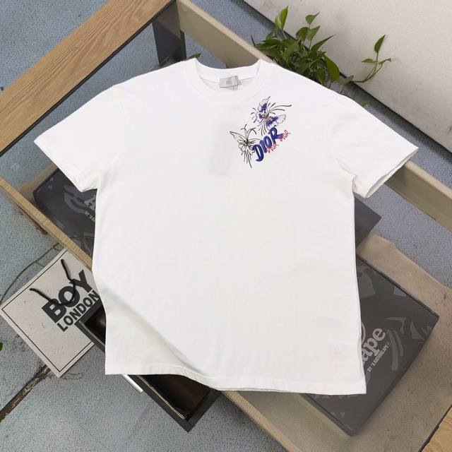 高版本 2025新款Dior迪奥蝴蝶图案Logo字母印花休闲情侣圆领短袖T恤，采用32支双纱精梳纯棉爽滑手感，纯棉不起球不起毛，面料厚度240克重，单件重量28
