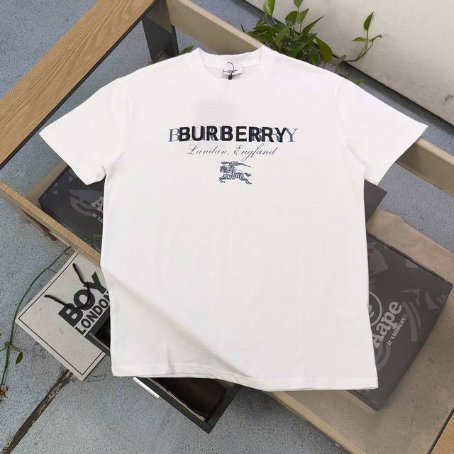 高版本 2025新款Burberry巴宝莉战马重叠字母图案Logo印花休闲情侣圆领短袖T恤，采用32支双纱精梳纯棉爽滑手感，纯棉不起球不起毛，面料厚度240克重