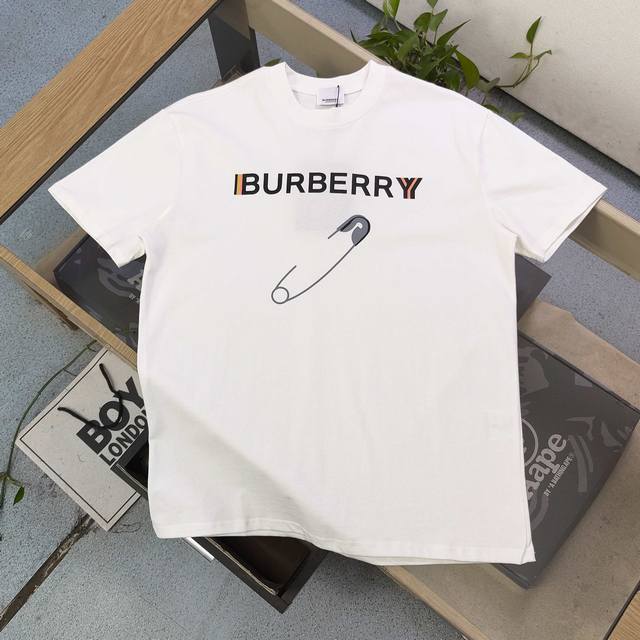 高版本 2025新款Burberry巴宝莉别针字母图案Logo印花休闲情侣圆领短袖T恤，采用32支双纱精梳纯棉爽滑手感，纯棉不起球不起毛，面料厚度240克重，单
