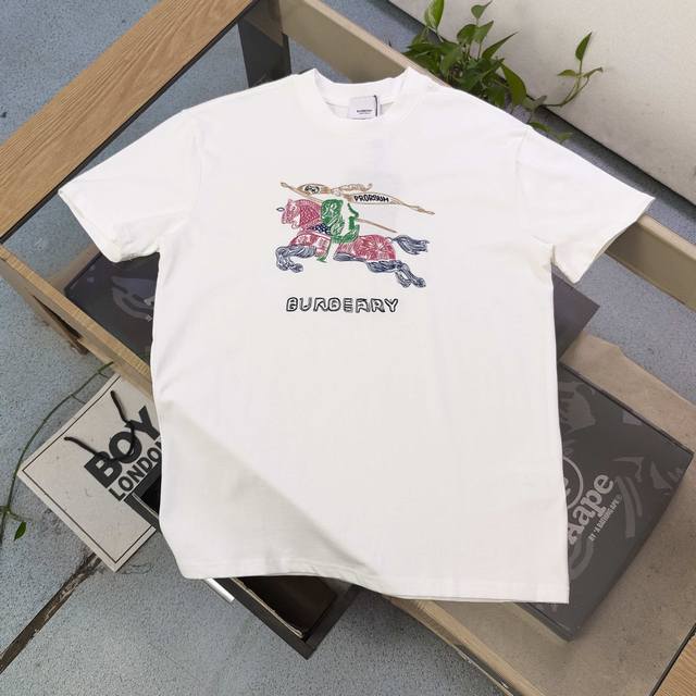 高版本 2025新款Burberry巴宝莉刺绣彩色战马抽象字母图案Logo印花休闲情侣圆领短袖T恤，采用32支双纱精梳纯棉爽滑手感，纯棉不起球不起毛，面料厚度2