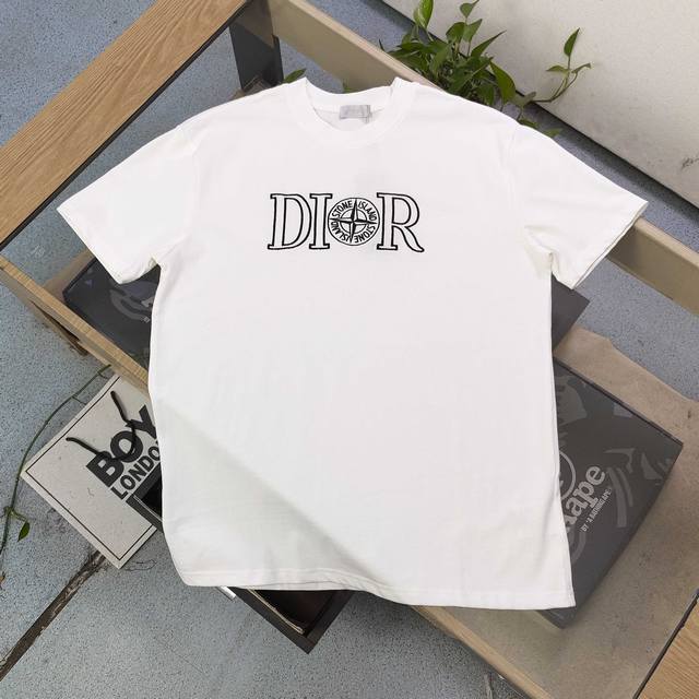 高版本 2025新款Diorstone Island迪奥联名石头岛刺绣字母罗盘指南针图案Logo绣花休闲情侣圆领短袖T恤，采用32支双纱精梳纯棉爽滑手感，纯棉不
