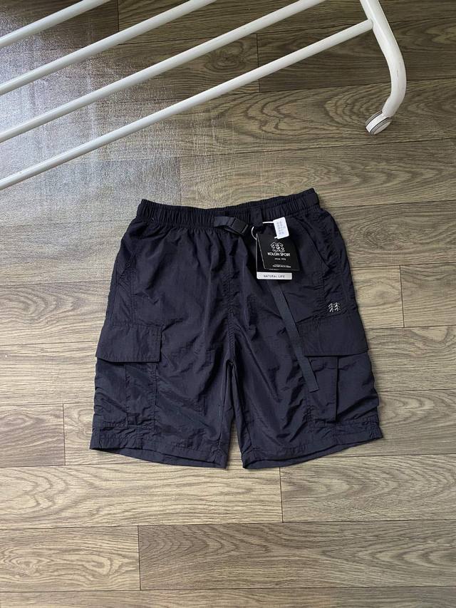 可隆Kolon Sport 翻盖多口袋宽松防泼水耐脏五分短裤 官W在售900+，很硬的一批货，官网原版购回！所以辅料全部开模定制！金属Golo，独家首发...可
