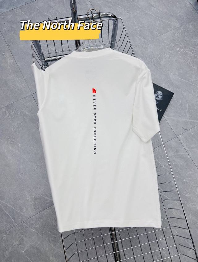 穿搭瞬间出圈！The North Face北面落肩T恤8D7C ，纯棉情侣落肩款。 高品质纯棉面料，质感满满，上身触感轻柔，就像春日微风轻抚肌肤，舒服到不想脱。