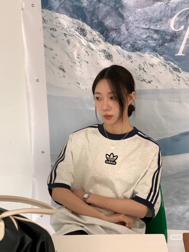 新款阿迪达斯Adidas 三叶草三条杠插肩撞色拼接Ins 领口螺纹针织情侣同款宽松落肩短袖T恤 面料: 260G重磅纯棉新疆长绒棉 采用特定重磅32S精棉平纹针