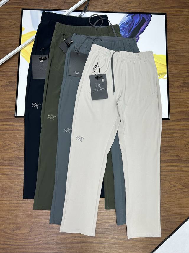 始祖鸟刺绣标Arc'teryx25年夏季男士户外轻薄休闲长裤！一条真正的多功能冲锋好裤！值得每一个热衷户外的男士入手！简约设计，没有多余的装饰。真正的大道至简的