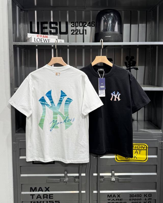 Nfc防伪 顶级版本 Mlb Ny 渐变背标大Logo 短袖T恤 男女同款 颜色：黑色 白色 尺码：M~Xxl 货号：2Eshtm5Jk917Xxpl 高定版本