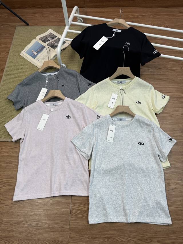 Alo｜Alo25Ss夏季小标刺绣瑜伽短袖 今年要给姐妹们安利一件超级无敌好穿的短T！多色短袖设计真的绝了！简约又不失个性，纯色基础款百搭到爆小标刺绣更是潮到没