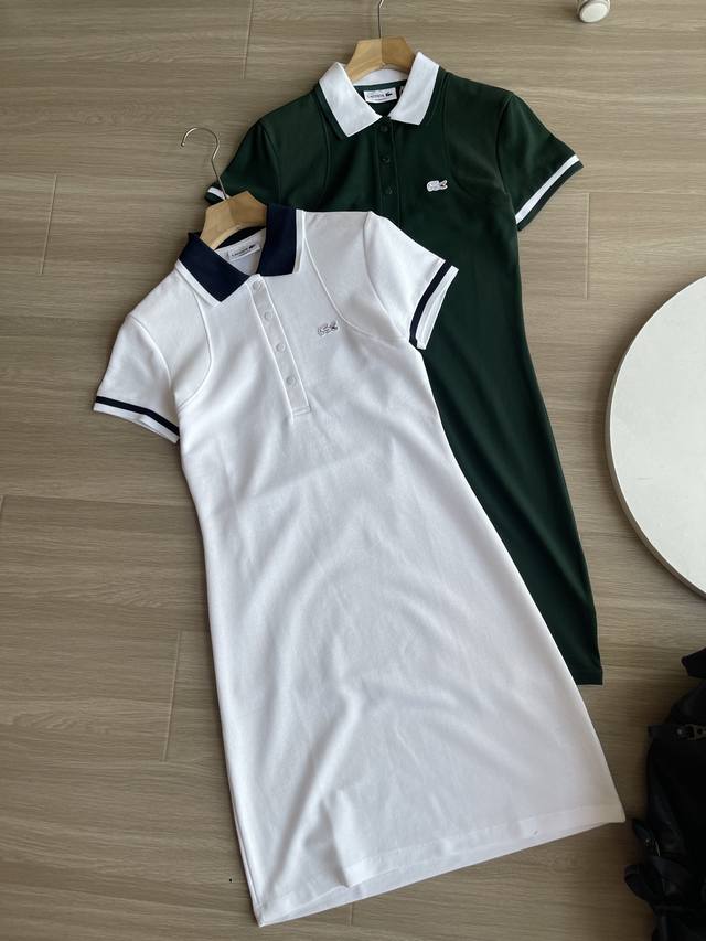 Lacoste法国鳄鱼女士夏季休闲罗纹棉短袖Polo连衣裙 Ef7284 结合了品牌经典的Polo元素与休闲连衣裙设计，非常适合追求精致舒适感的夏季穿搭。 领口