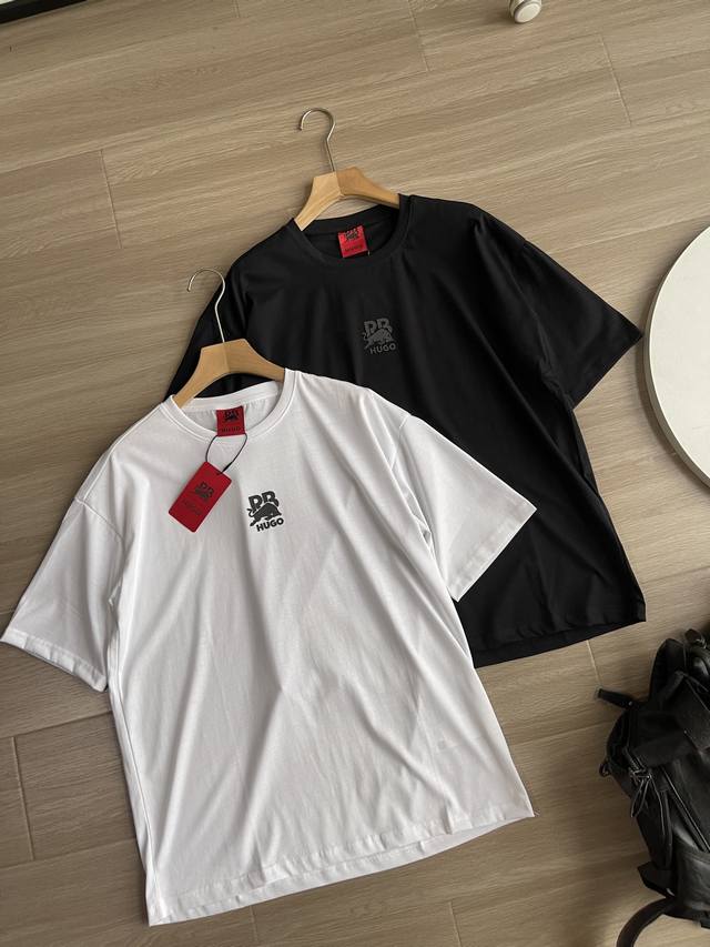 Hugo X Rb 联名 男士2025夏季新款棉质平纹针织 T 恤！！ 商品信息 -材质： %棉 -版型：常规版型 细节展示 面料 选用棉质平纹针织面料 设计