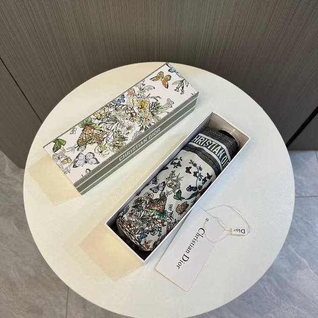 五折伞！Dior 迪奥 新款 五折 折叠晴雨伞 时尚原单代工品质 细节精致 看得见的品质 打破一成不变 色泽纯正艳丽！雨伞遮阳伞太阳伞