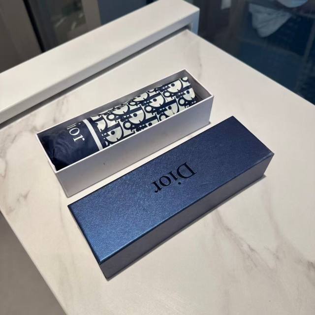 五折伞！Dior 迪奥 五折手开折叠伞 超轻口袋 仅18Cm 热卖款 时尚指数爆表 无论晴天雨天使用都相当益彰 原单代工厂P级别品质 超轻铝合伞骨 选用进口Uv