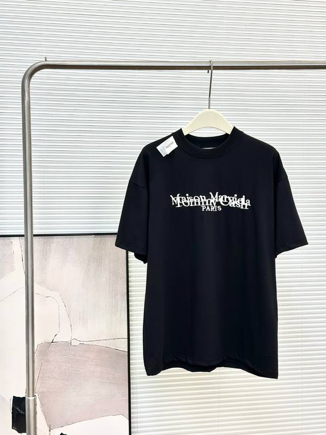 Maison Margiela 马吉拉Mm6联名Tommy Cash 刺绣短袖 T恤 男女情侣款 进口绣花机万针刺绣工艺 短袖的底衫是 %纯棉亲肤透气 定织定染