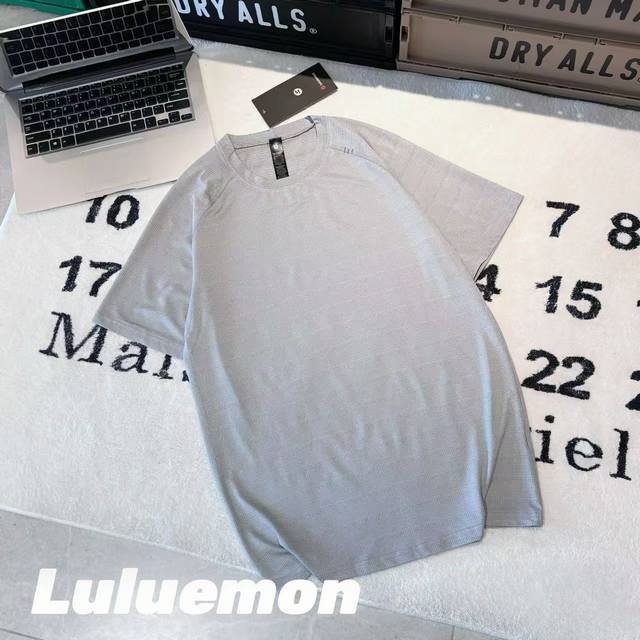 Luluemon露露乐蒙Metal Vent Tech 圆领速干短袖 -面料：采用原版一比一定织定染速干面料。 -辅料：原版拆解开发，一比一定制的小标，领标，水