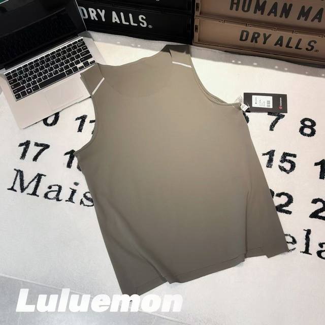 Lululemon露露乐蒙Metal Vent Tech男士运动激光打孔无痕压胶透气速干背心 -面料：采用原版一比一定织定染速干全网面面料。 -辅料：原版拆解开