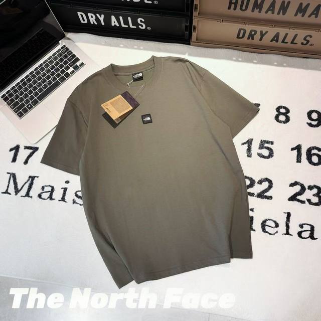 The North Face北面Tnf胸前Box小标短袖 -面料：采用原版一比一定织定染精梳棉面料。亲肤透气，柔软舒适。 -辅料：原版拆解开发，一比一定制的小标